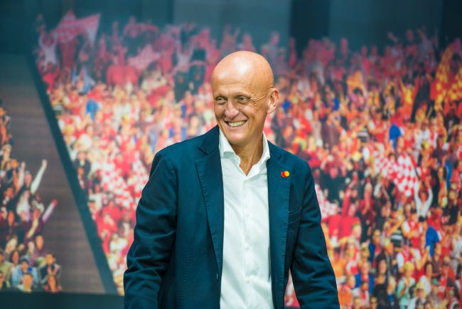 Pierluigi Collina förklarar domarbeslut i matchen Argentina mot Egypten: Ingen foul på Salah, "normal fotbollskontakt"