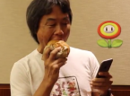 Se Miyamoto spela Super Mario Run och äta en hamburgare