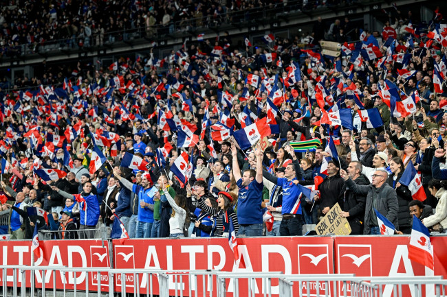 Frankrike krossar Wales i Six Nations och siktar på rugby Grand Slam