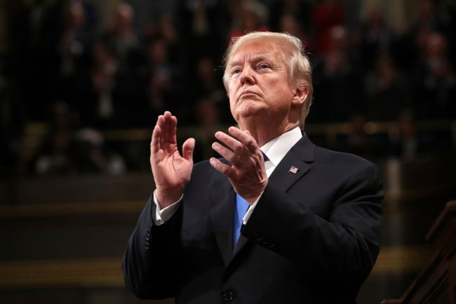 Trump applåderar frisläppandet av gisslan, stöder Israel i beslutet om eldupphör