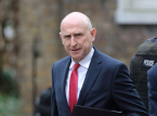 Storbritanniens f&ouml;rsvarsminister avg&aring;r p&aring; grund av misslyckande med att &ouml;ka milit&auml;rutgifterna
