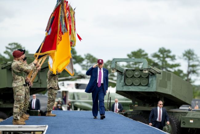 Paraden i Washington firar 250-årsjubileet av armén på Donald Trumps 79-årsdag