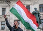 Orb&aacute;n avsattes efter 16 &aring;r n&auml;r Ungern v&auml;nder sig till pro-EU-opposition, en seger f&ouml;r Europa mot Ryssland