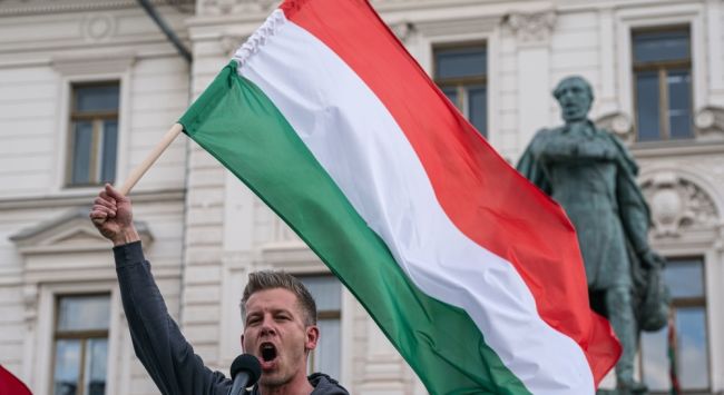 Orbán avsattes efter 16 år när Ungern vänder sig till pro-EU-opposition, en seger för Europa mot Ryssland