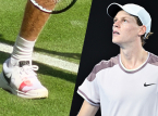 Jannik Sinner f&ouml;rklarar de blodfl&auml;ckade skorna efter att ha &ouml;verlevt en femsetsdebut i Wimbledon