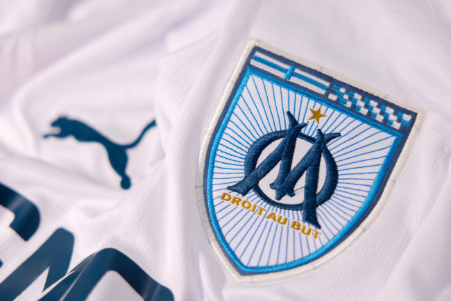 Olympique Marseille tvingar spelare att stanna över natten på träningsområdet, vilket bryter mot arbetslagen och en form av trakasserier